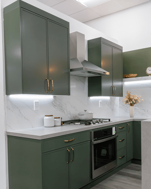 Emerald Dark Slim Shaker finish - kitchen scene with cabinet door