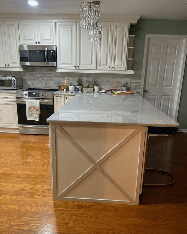 Missouri Pearl finish - kitchen scene with cabinet door