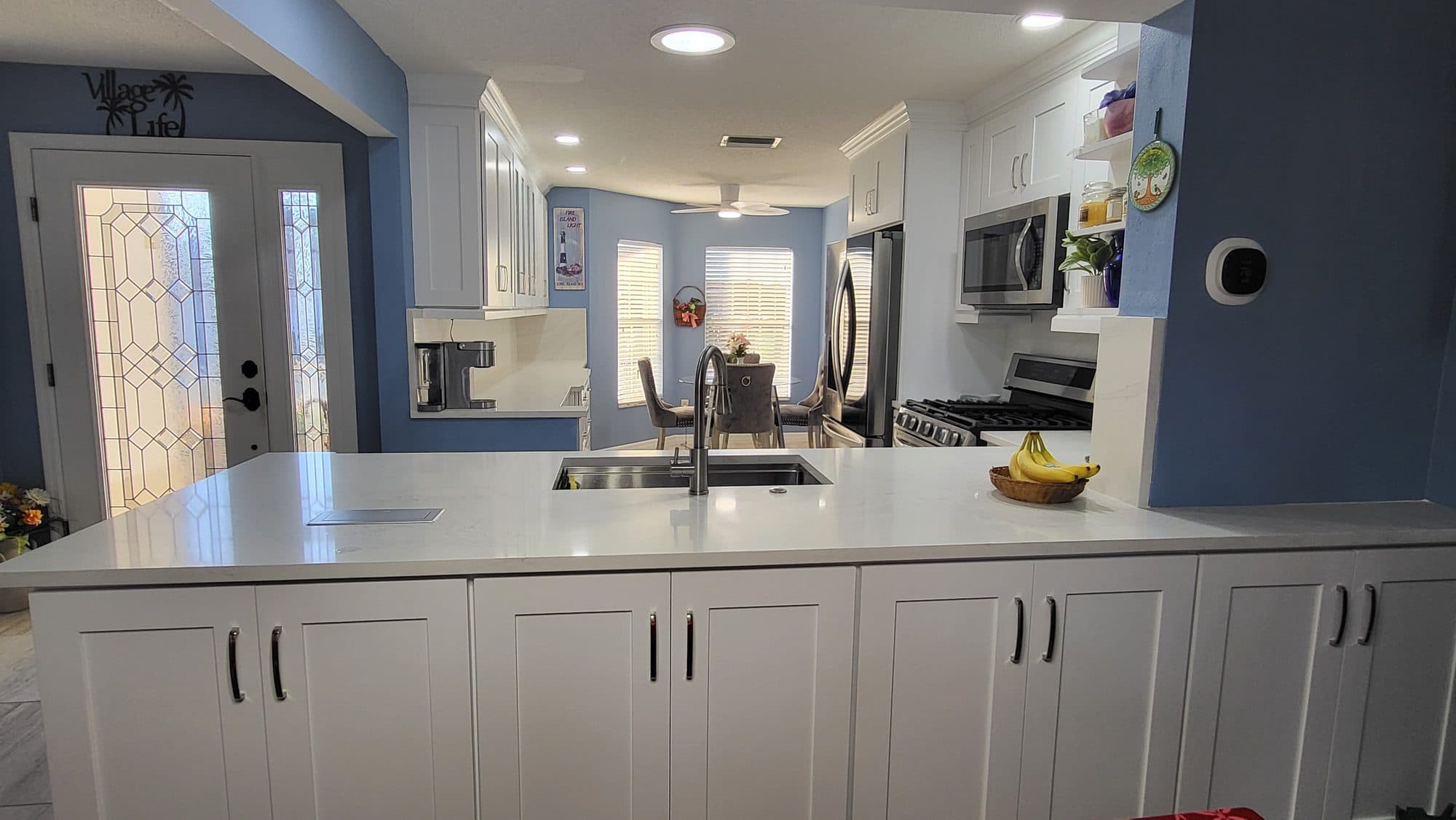 White Shaker Peninsula Kitchen