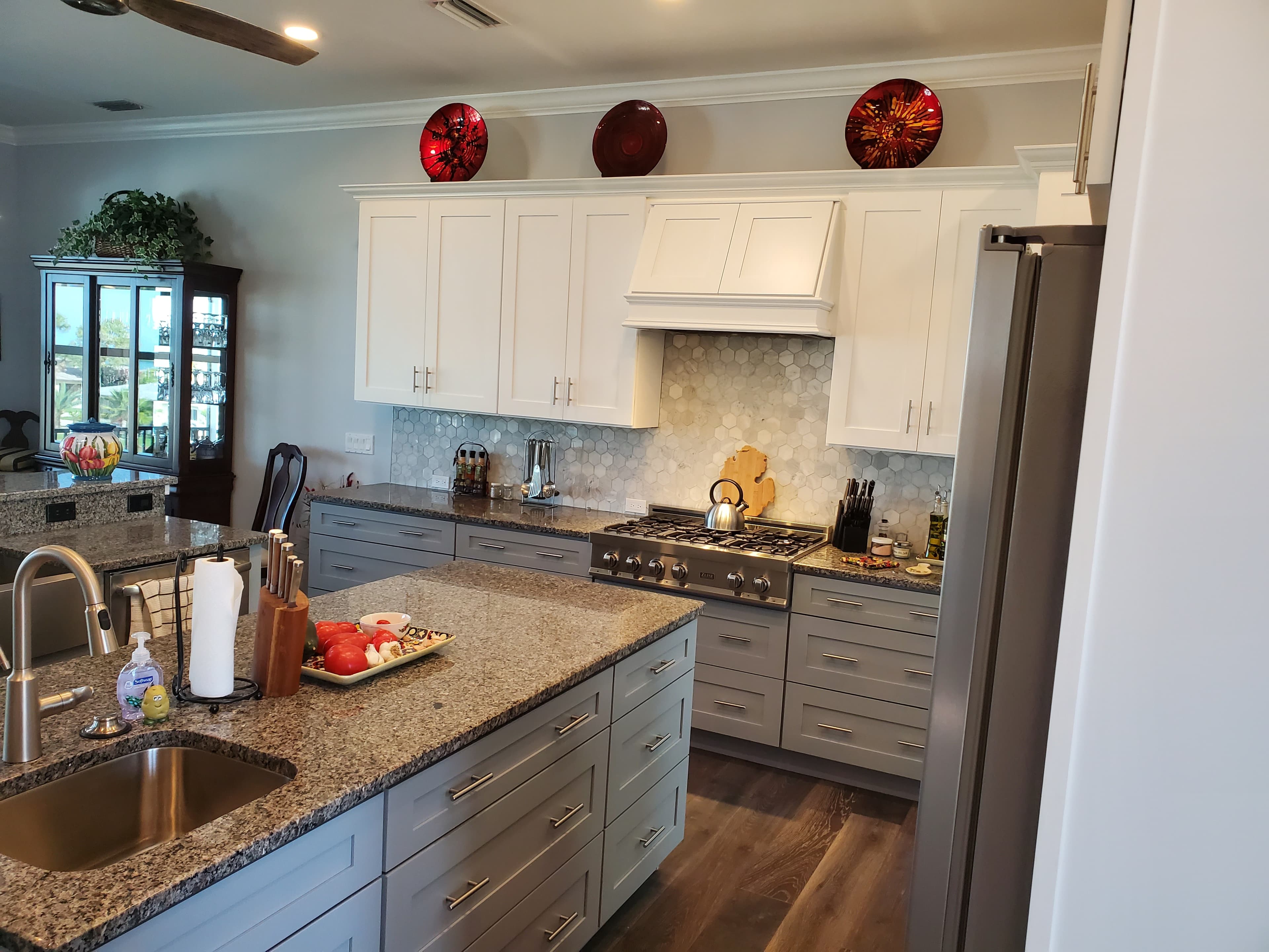 White shaker kitchen with hood